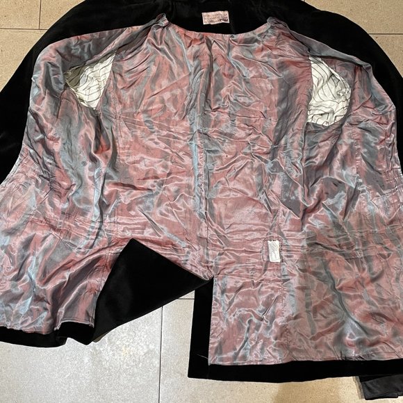 Gorgeous Black Velvet Tuxedo style blazer with Satin detail - XS/S - Picture 10 of 12